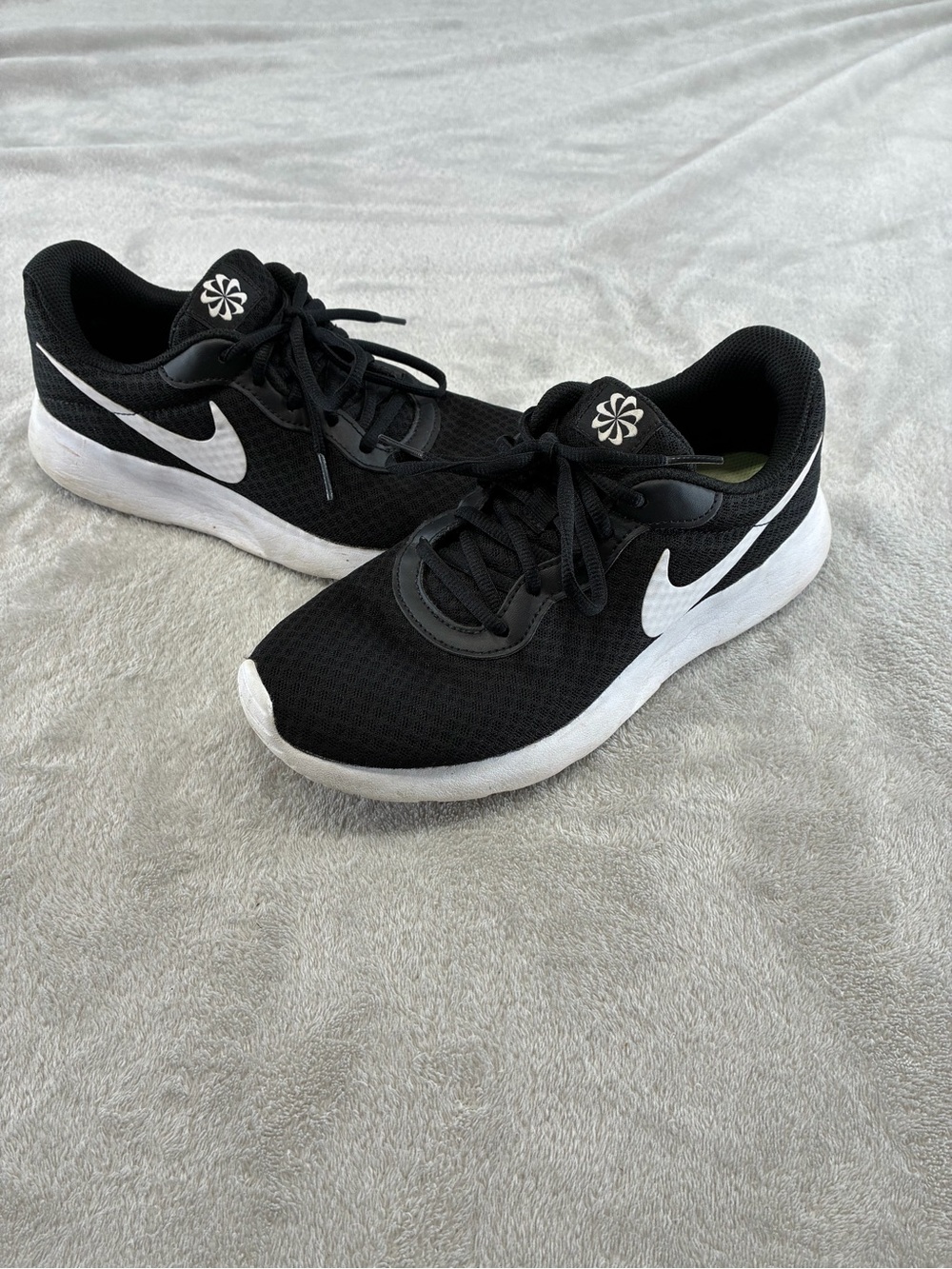 Women’s US 8.5 Nike Tanjun Black/White Lace-Up Low Top Mesh Athletic Sneakers